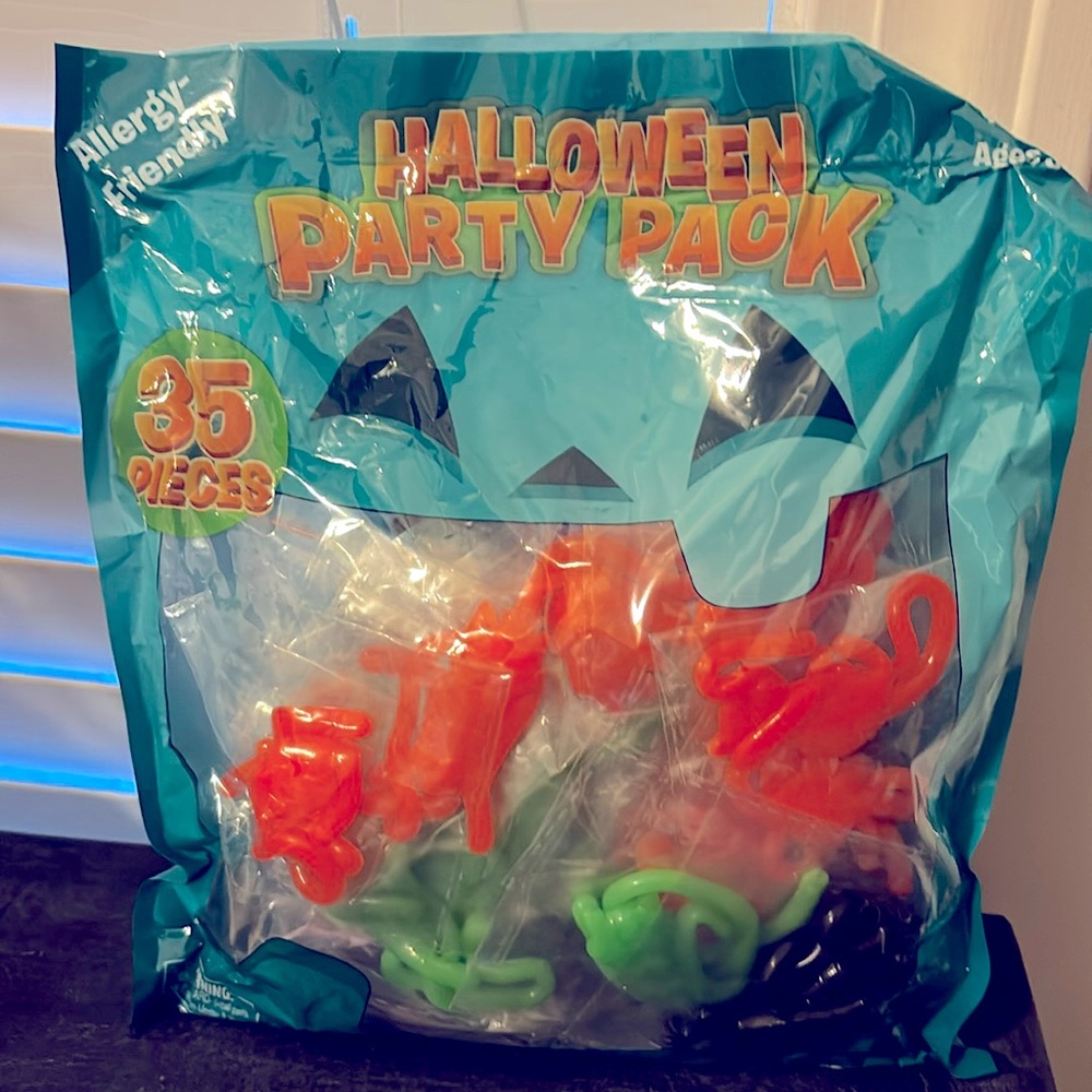 Halloween Party Favor Pack Sticky Cats Bats Ghosts Lizards